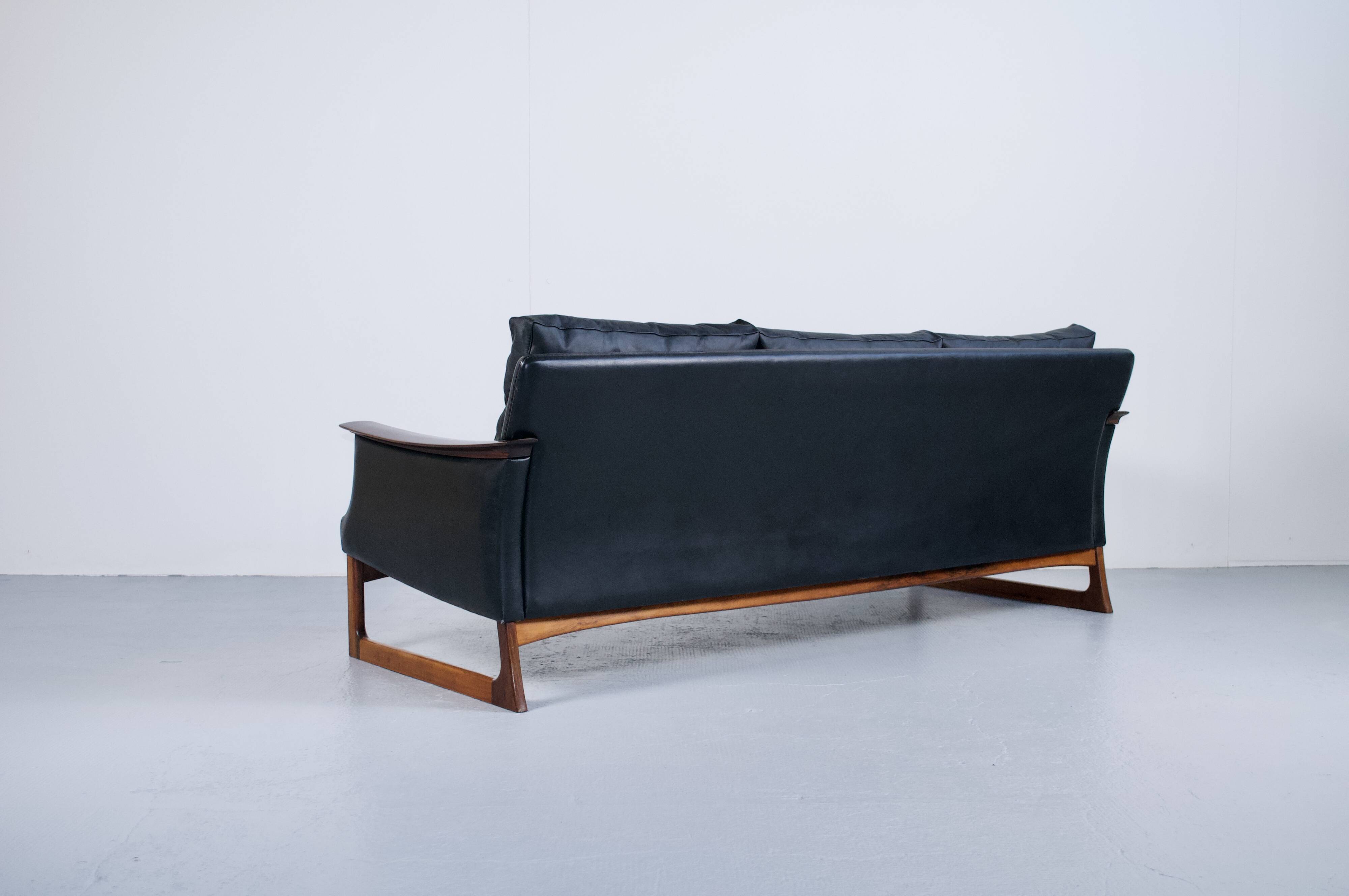 Scandinavian 3-seater sofa in leather and rosewood from the 60s
