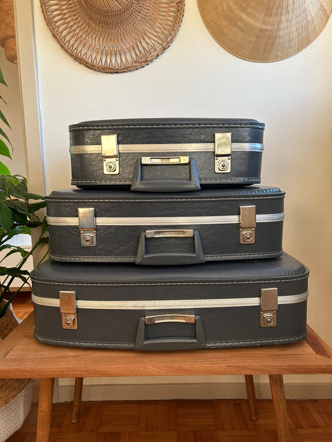 Complete set of "stewardess" nesting suitcases