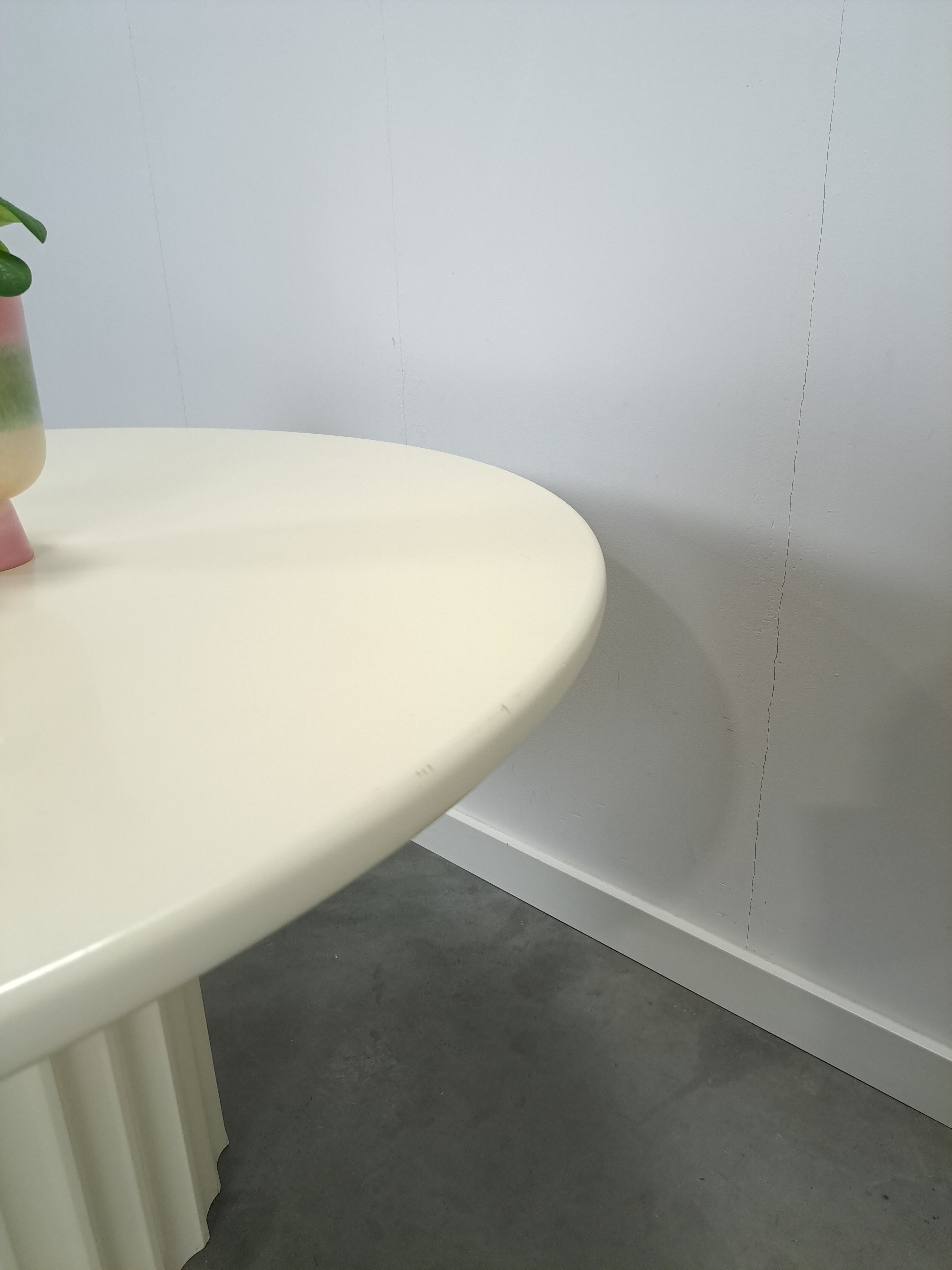 Ronde creme eettafel met geribbelde poot