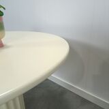Ronde creme eettafel met geribbelde poot