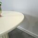 Table ronde crème avec pied strié