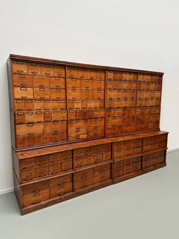 Très grand meuble d'apothicaire ancien en chêne américain veiné, vers 1900