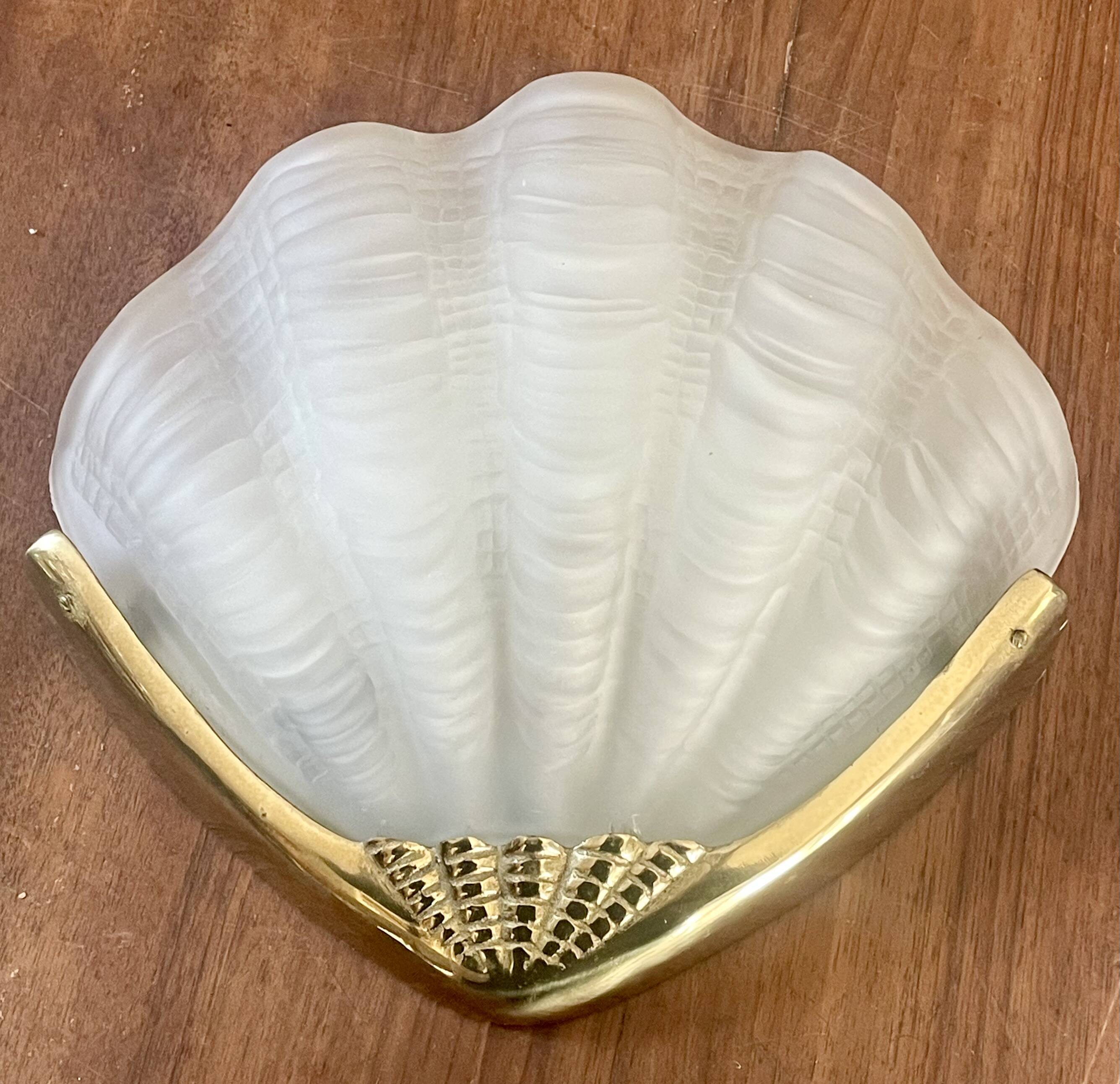 Shell-shaped wall light in Art Deco style with frosted glass and gilded bronze.