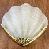 Shell-shaped wall light in Art Deco style with frosted glass and gilded bronze.