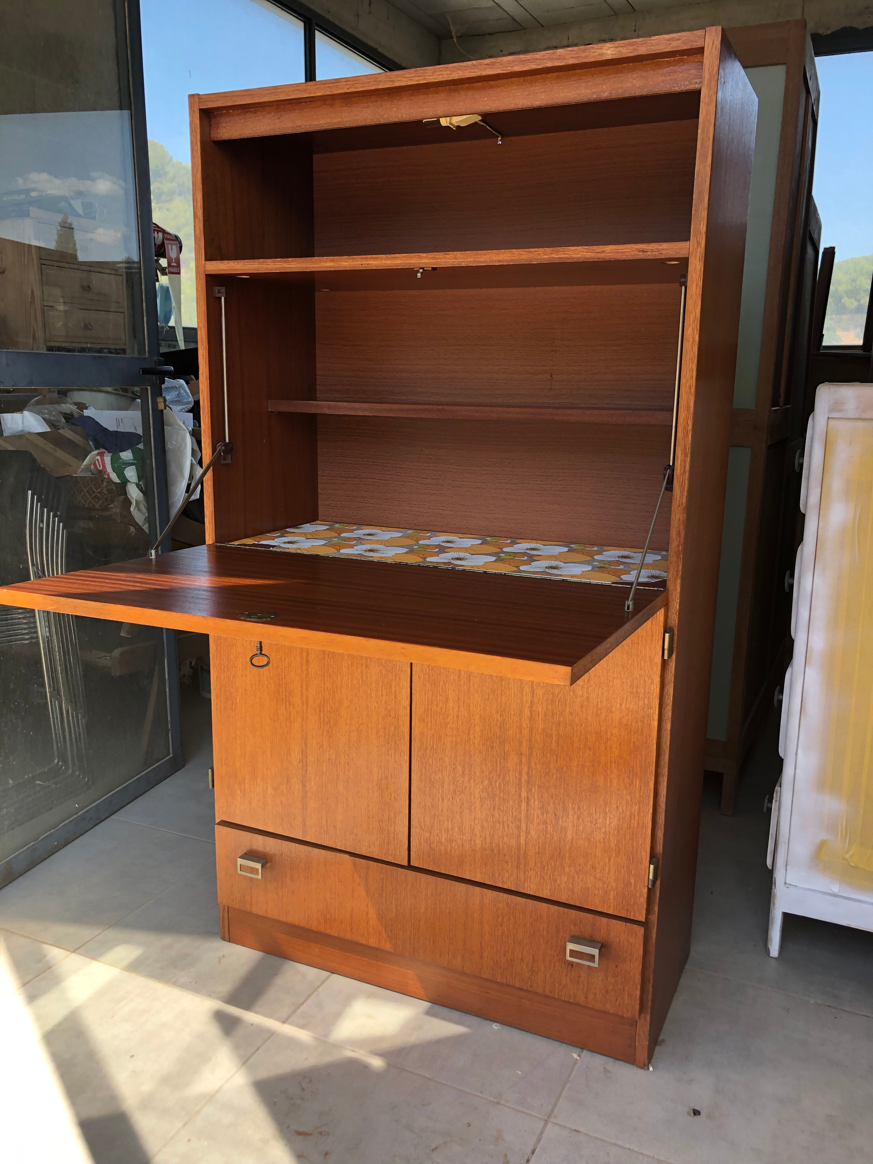 60s secretary with pretty handles