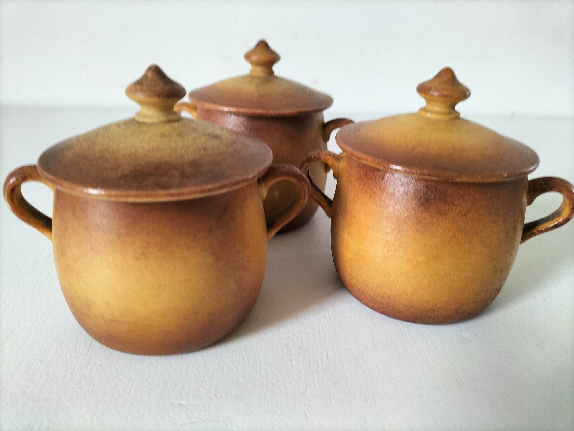 Set of three mini cocottes Pillivuyt in porcelain – 1930s-1940s