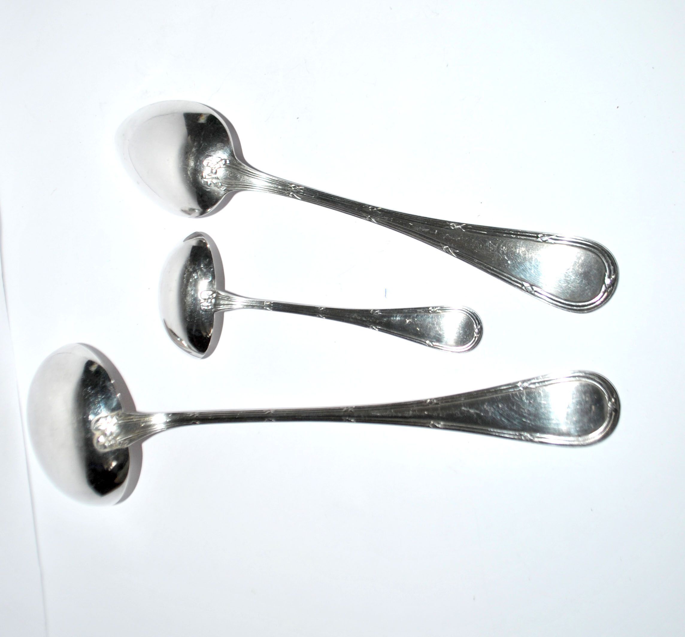 3 cuillères à sauce et louche Rubans croisés nœuds en métal argenté Reneka