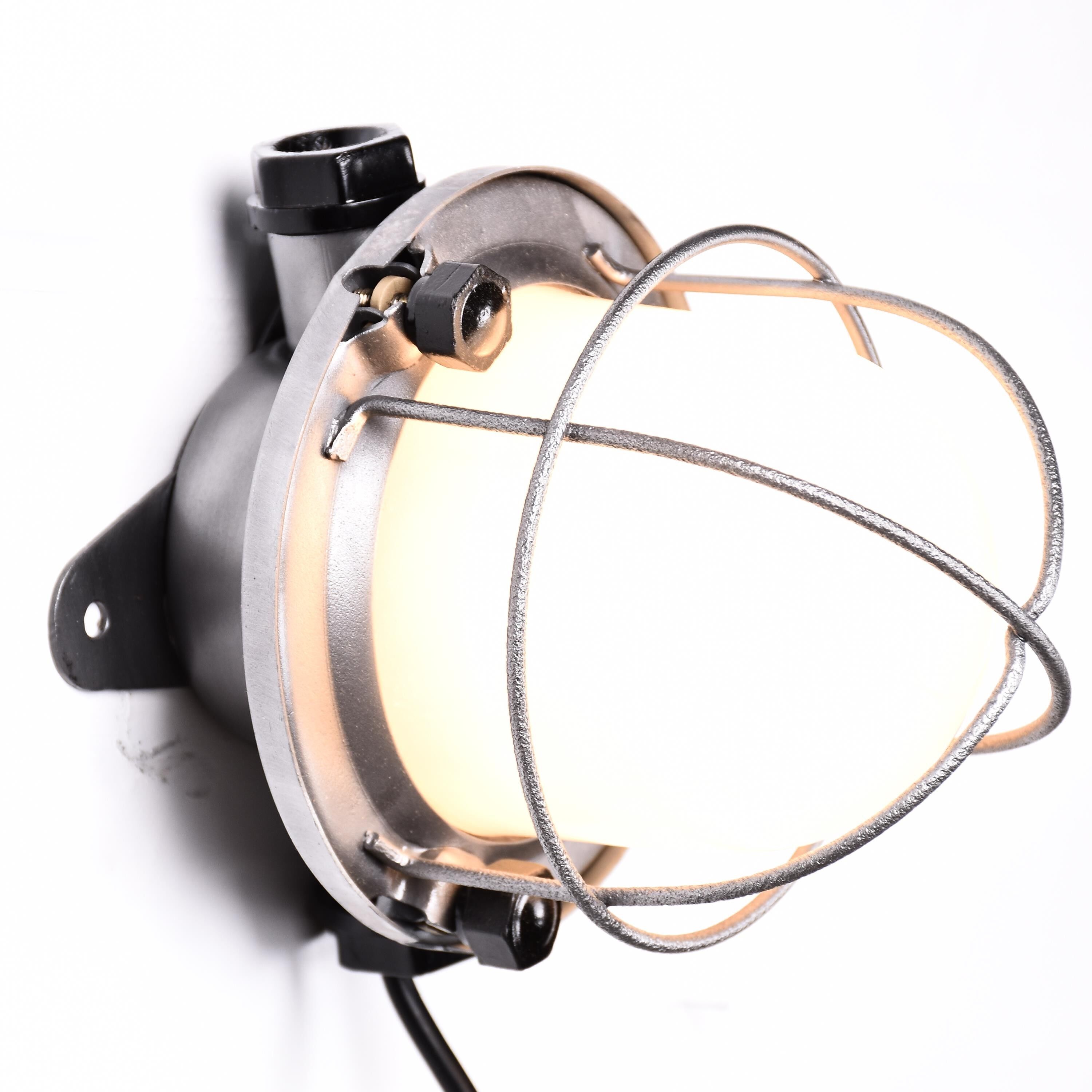 Industrial wall lamp