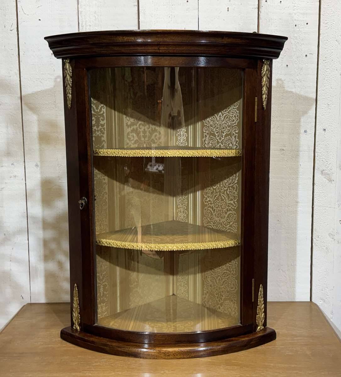 Vitrine d'angle murale anglaise en acajou des années 1950