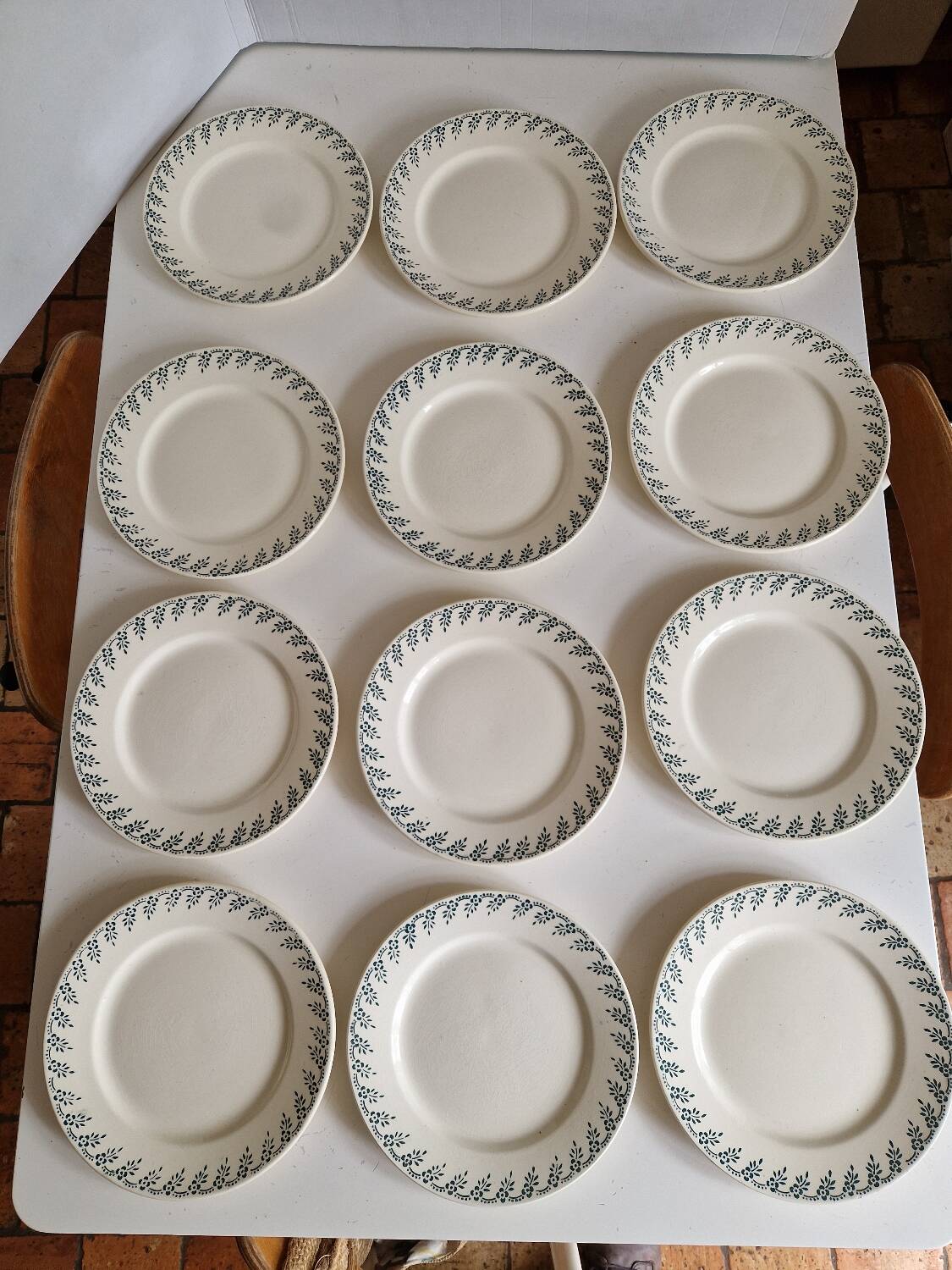12 assiettes plates Choisy le Roi en terre de fer modèle 1212