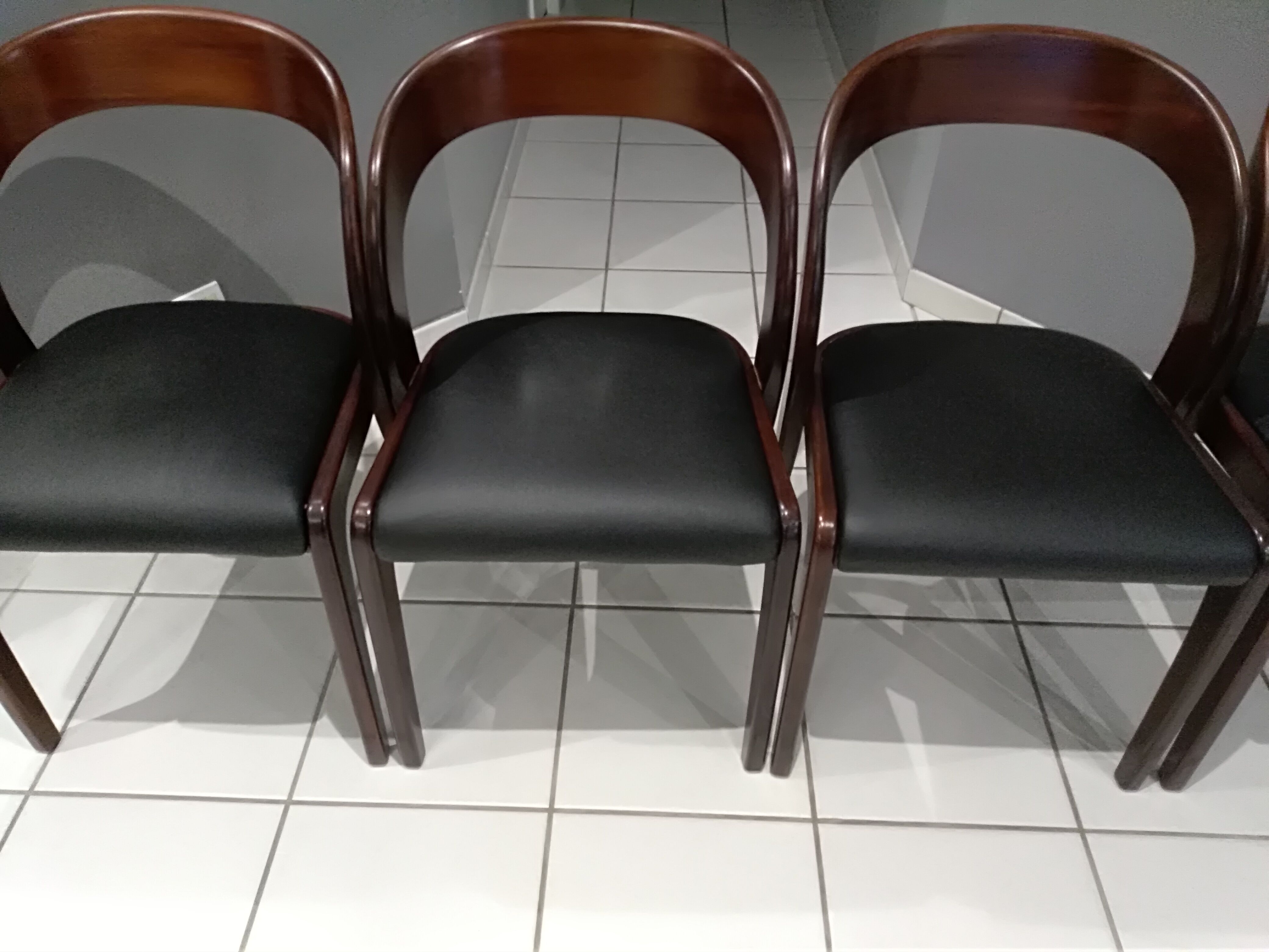 Suite de 4 Chaises a manger Baumann modèle " Gondole" années 1970