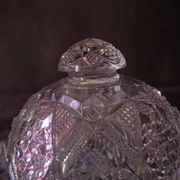 Beurrier ancien en verre taillé