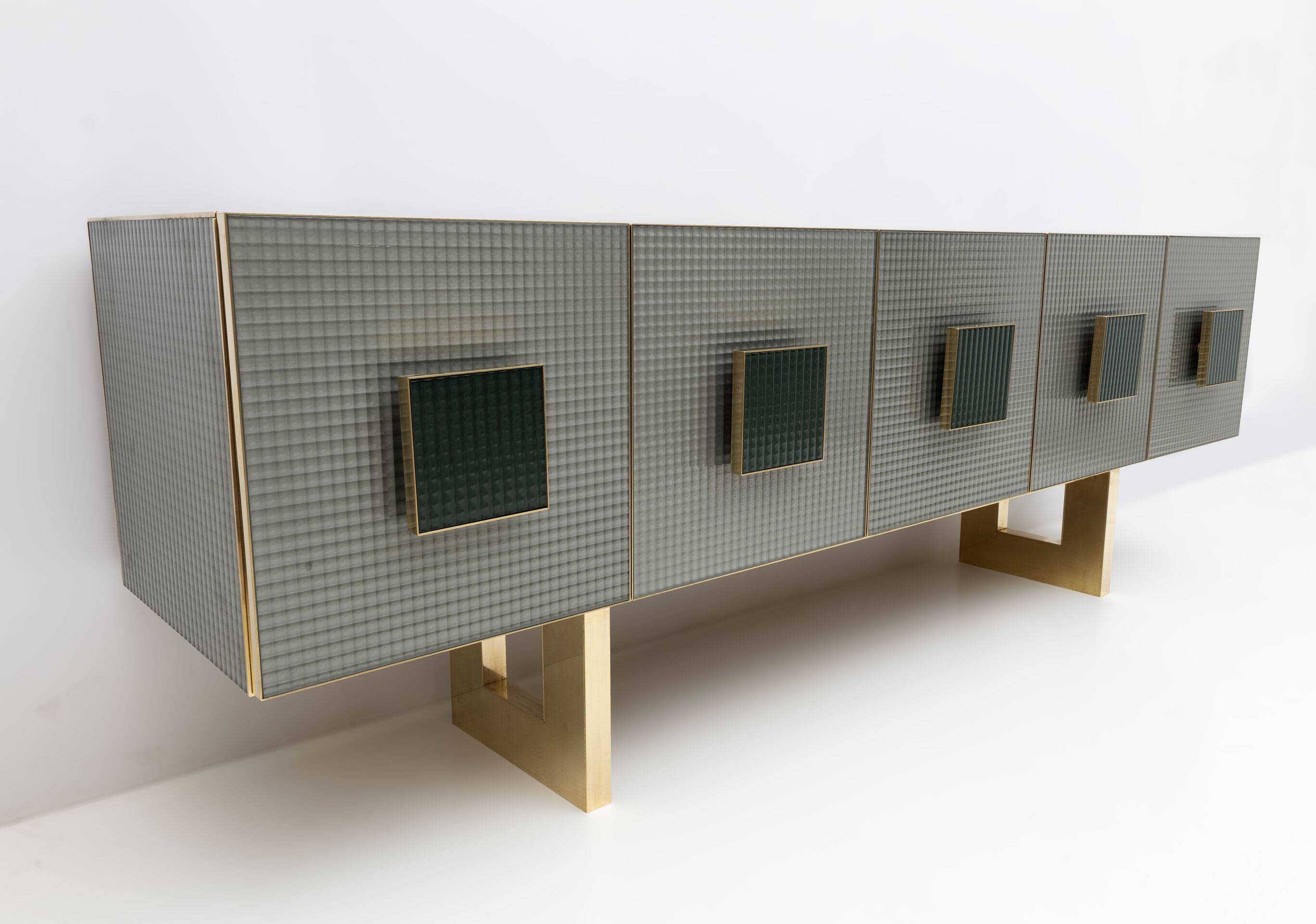 Buffet italien postmoderne en verre coloré et laiton, années 1980
