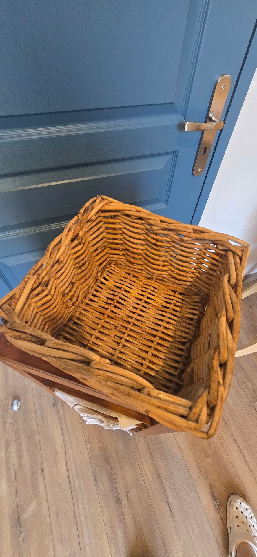 Chest of drawers / Wooden storage column with 4 wicker baskets very