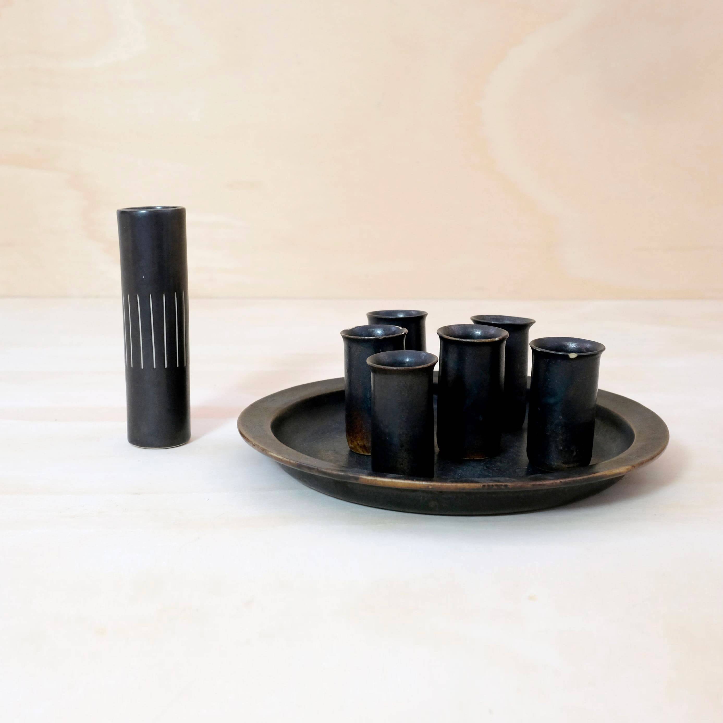 Stoneware plate and 6 goblets from Saint Amand en Puisaye.