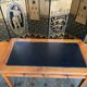 Bureau plein de style Louis XVI cuir noir