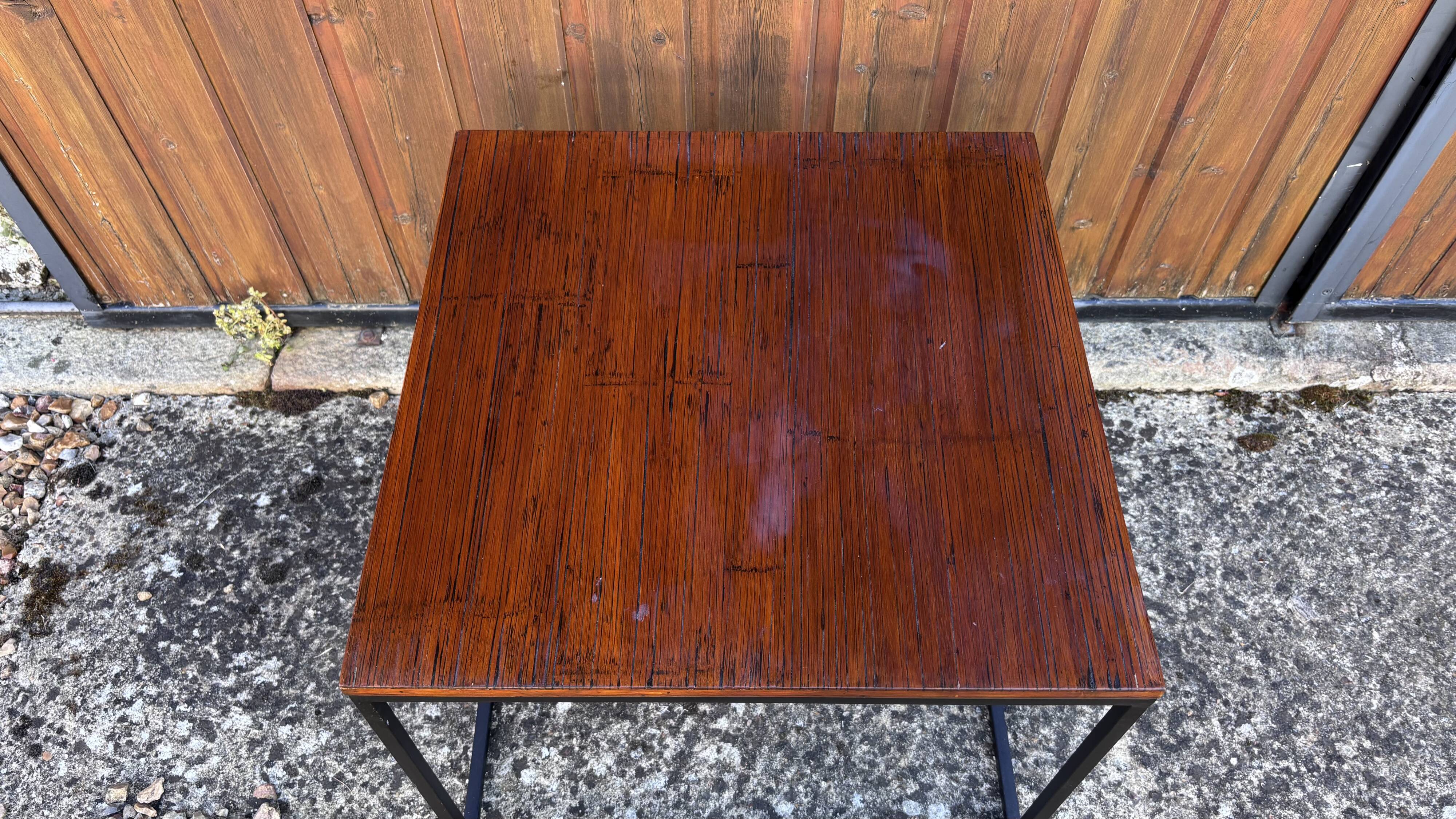Table d'appoint minimaliste en bois & acier noir
