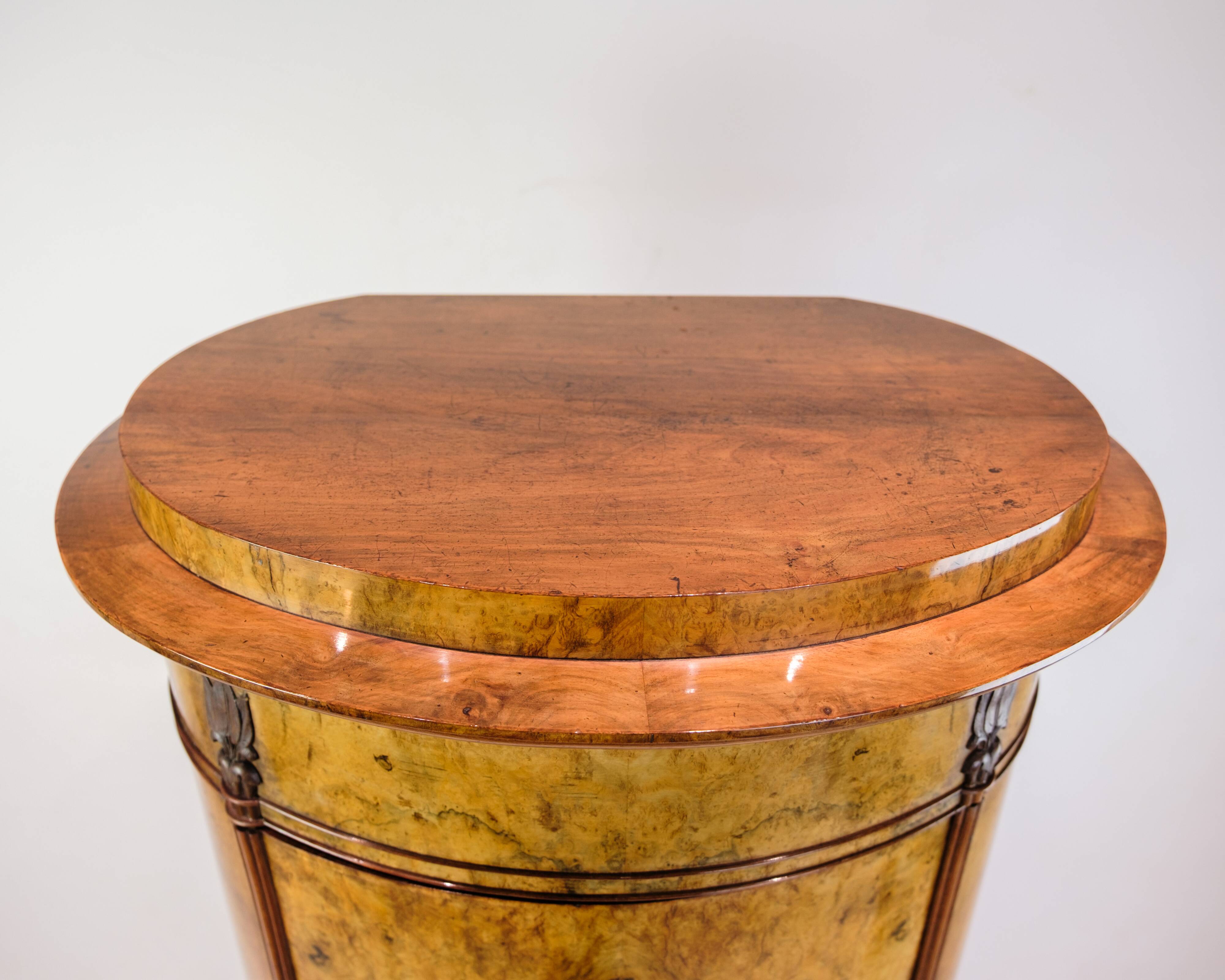 Oval pedestal cabinet - Walnut - Hand polished - Year 1840s