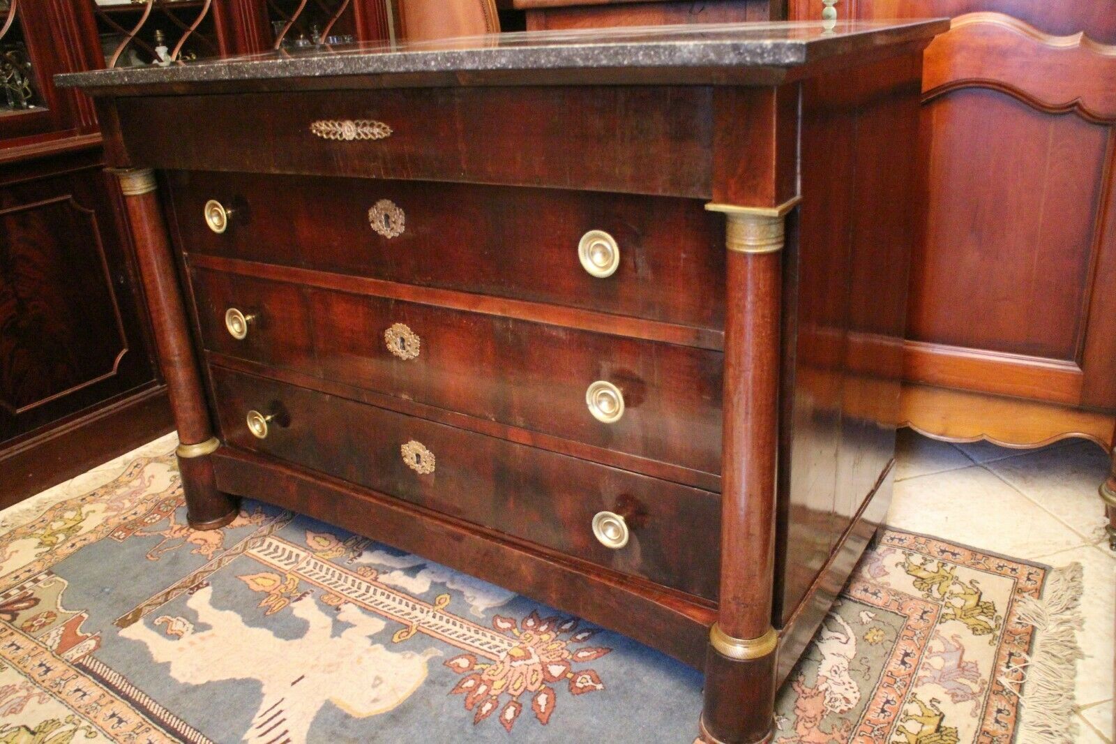 Commodity with mahogany detached columns and Empire gilded bronze ornaments