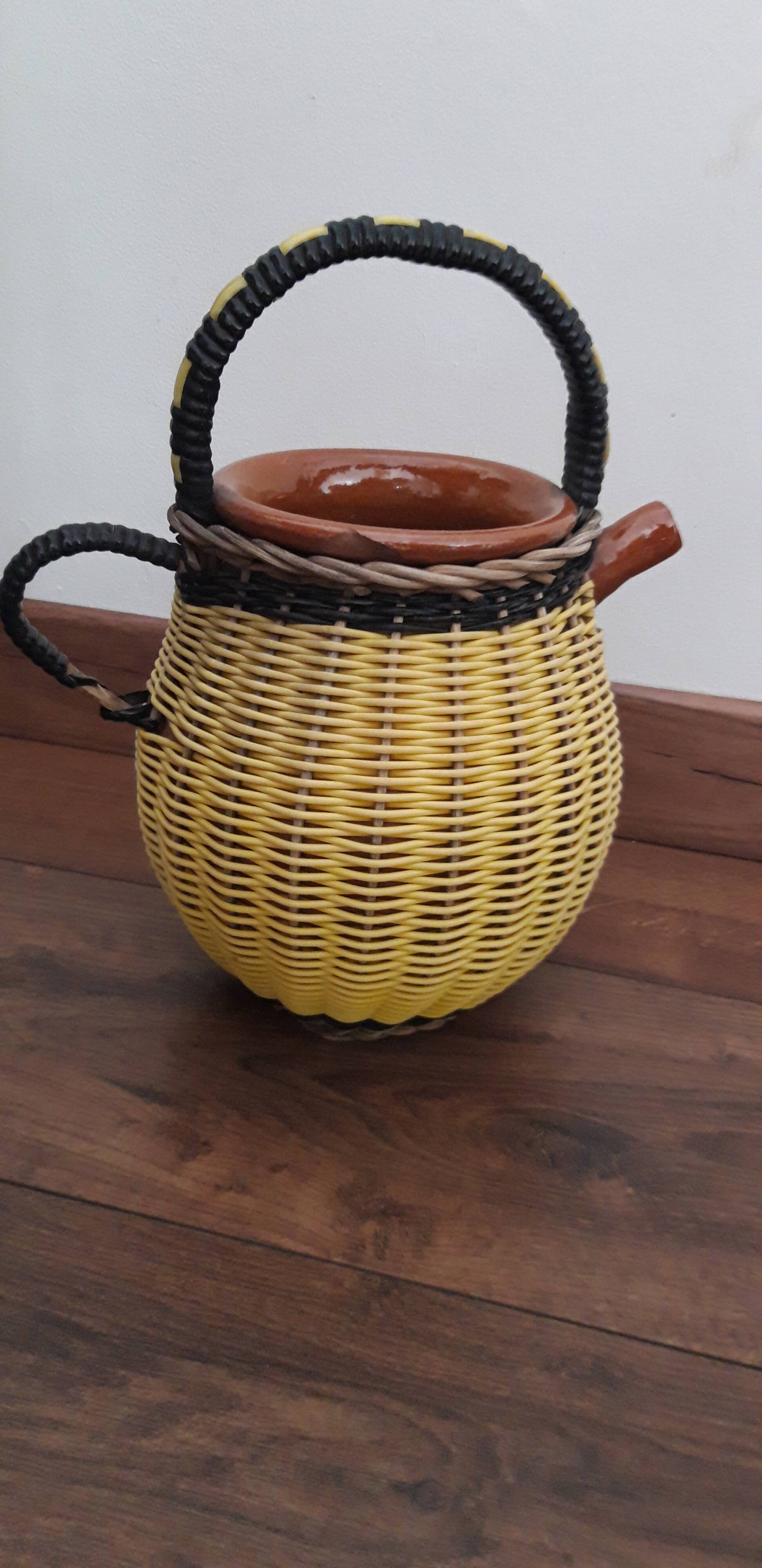 Sandstone and scoubidou potiche