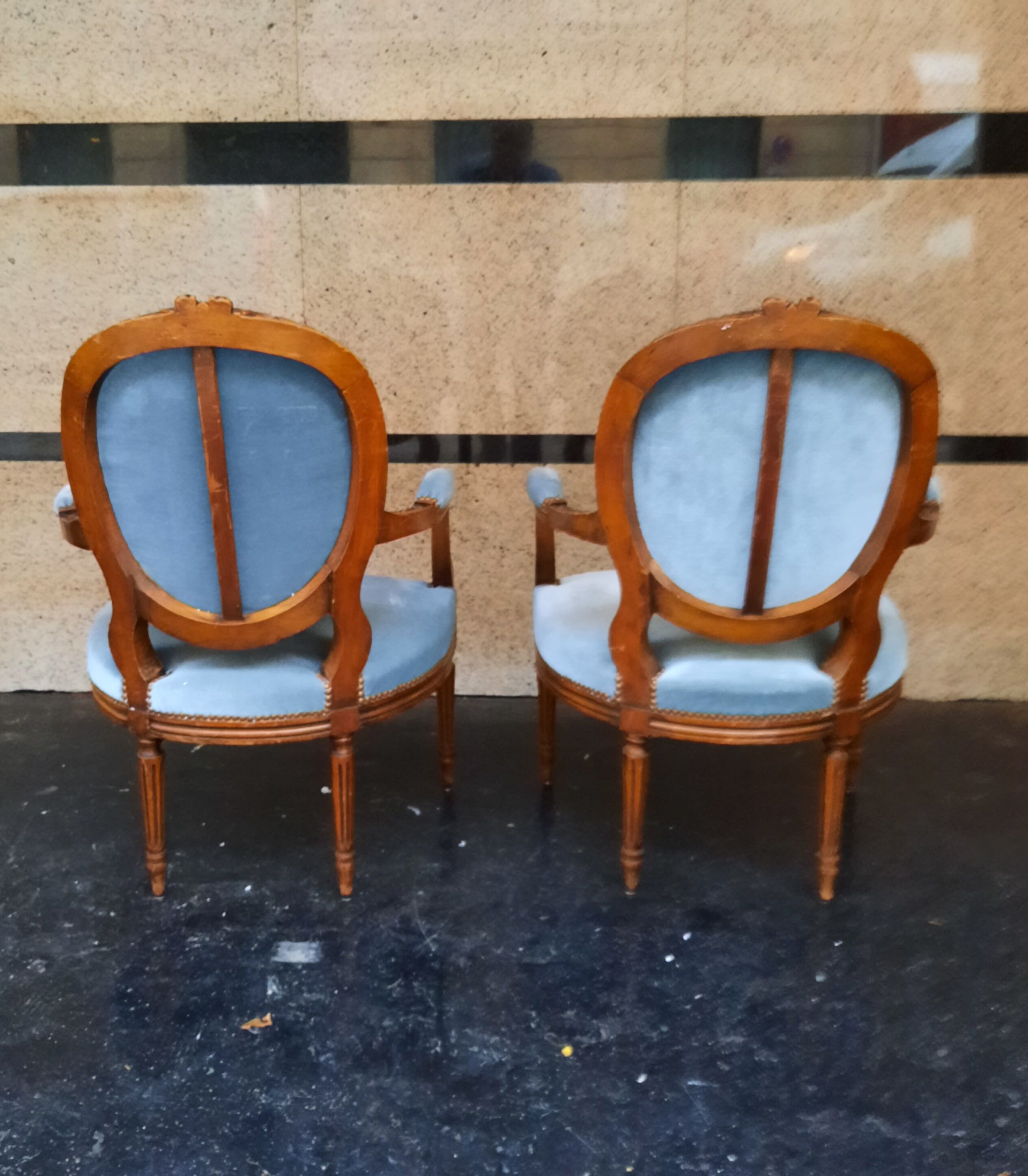 Paire de fauteuils medaillon de style Louis XVI