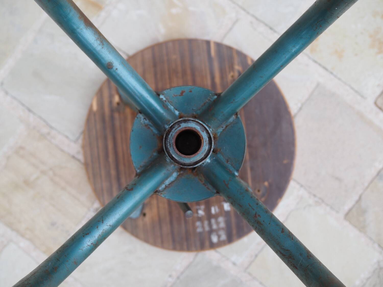 Tabouret industriel d’usine métal et bois