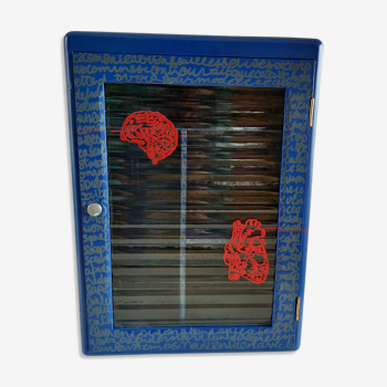 Armoire à pharmacie ou cabinet de toilettes vintage relookée par l'artiste m. john bleue