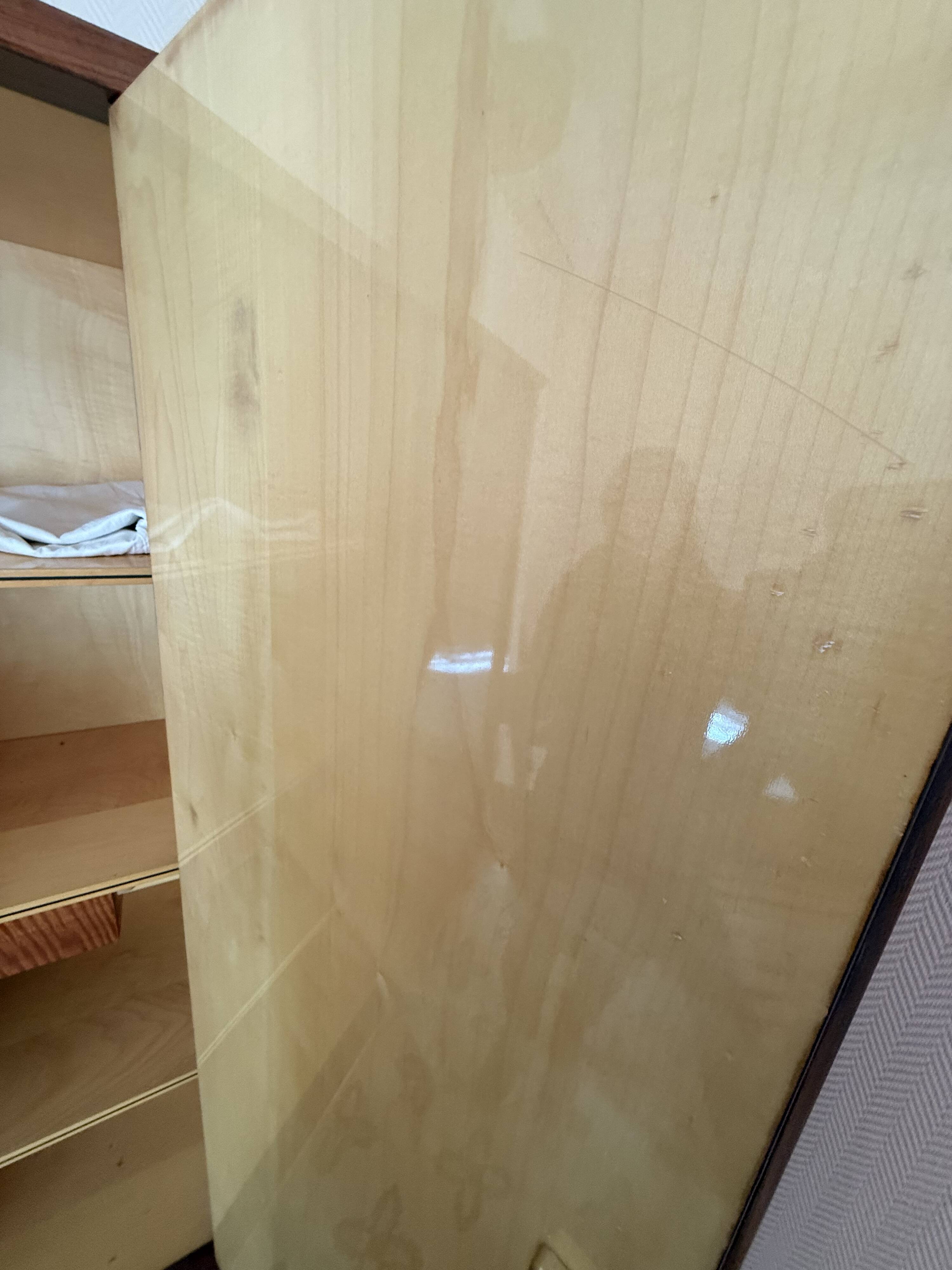 Armoire vintage avec étagères et miroir intérieur laqué