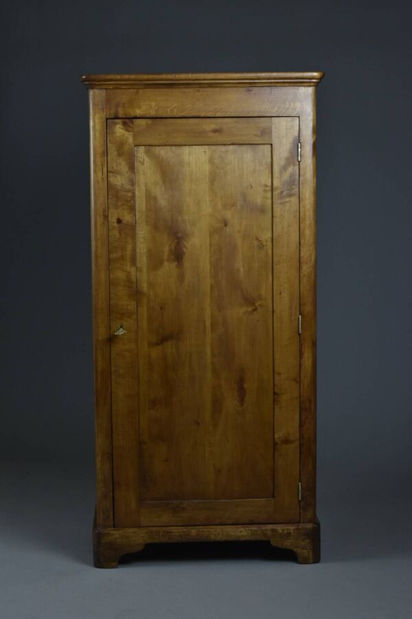 Armoire à linge en bouleau des années 1920/30 – entièrement restaurée