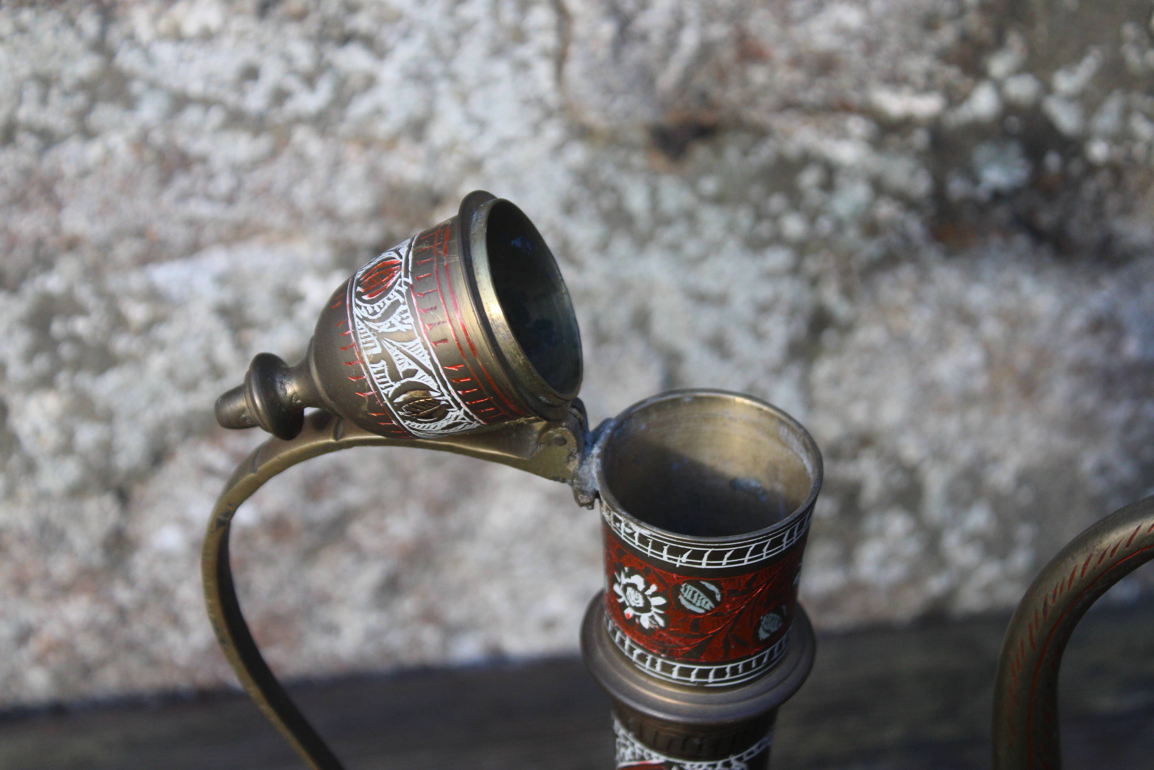 Verseuse orientale en laiton gravé – H29 cm x L22 cm x P7 cm