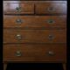 Commode Anglaise George III en Acajou et ronce, Pieds Étrier – XIXème