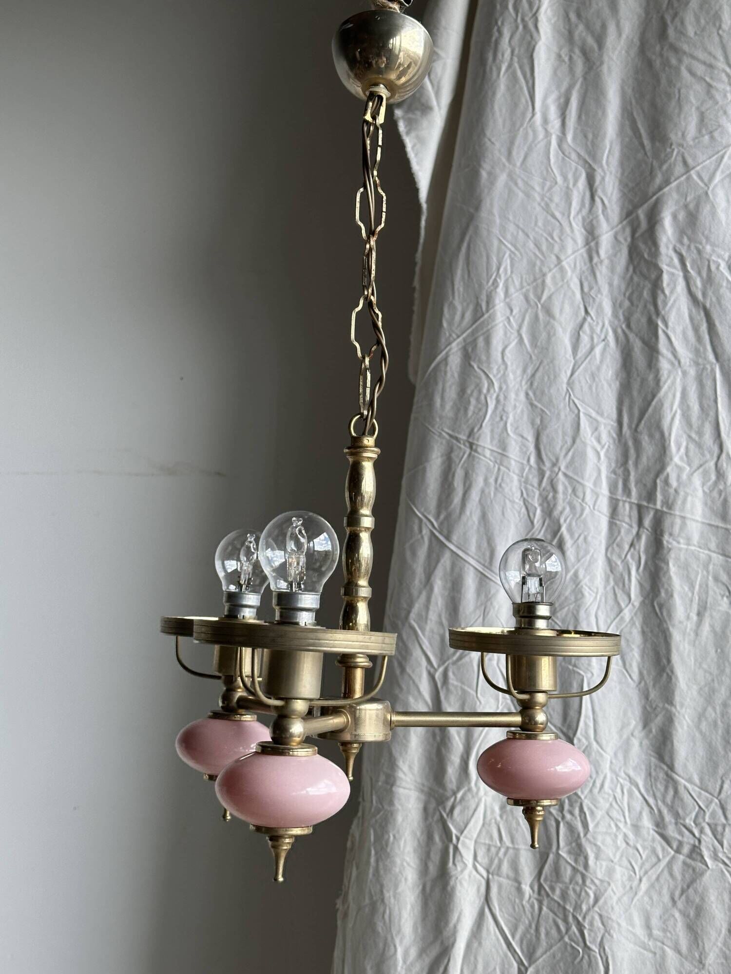Petit lustre rose et doré à 3 bras de lumières