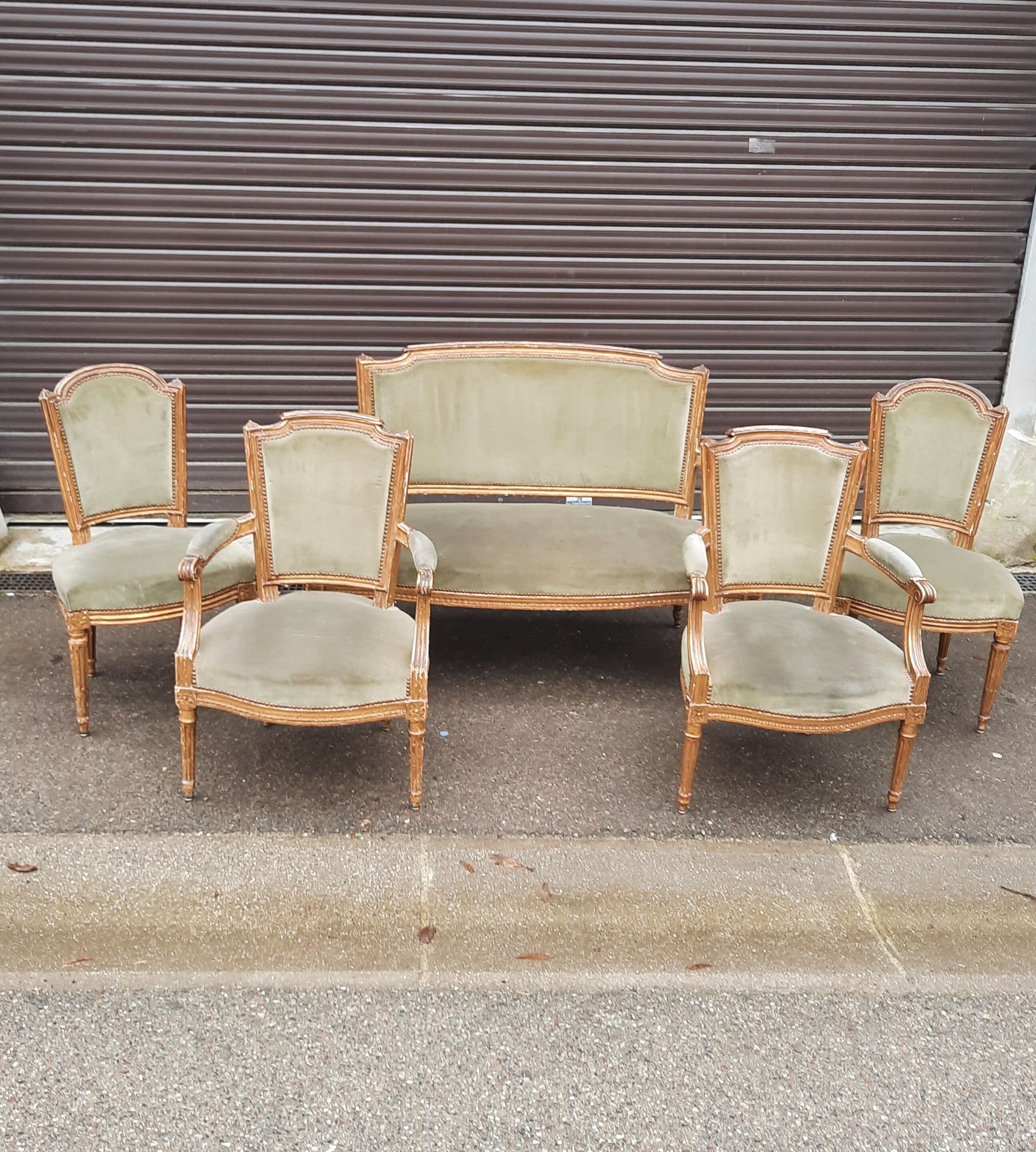 Salon de style Louis XVI en bois doré et velours