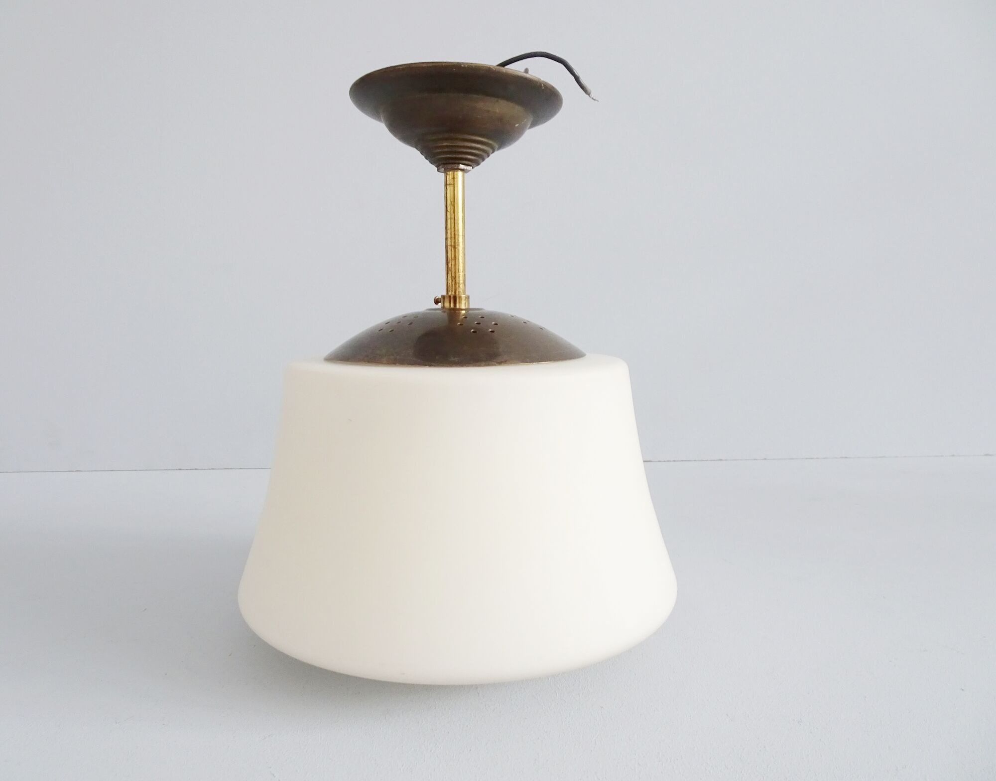 Suspension Bauhaus en verre opal et laiton