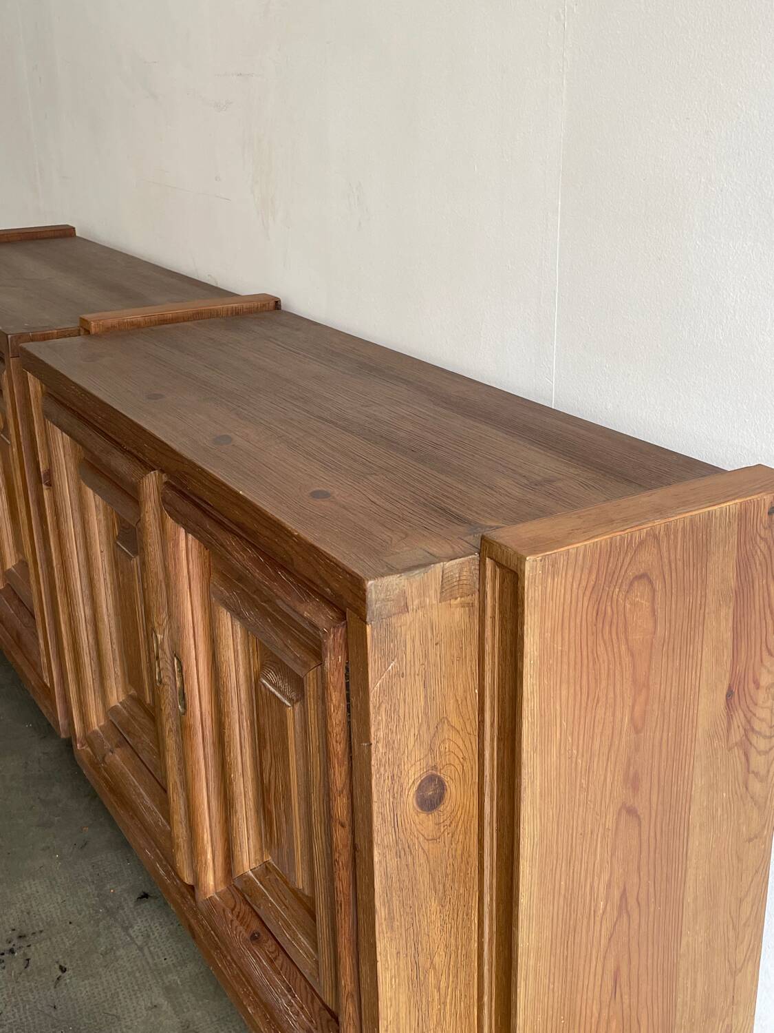 Buffet brutaliste, Biosca, bois massif, fabrication artisanale, Espagne