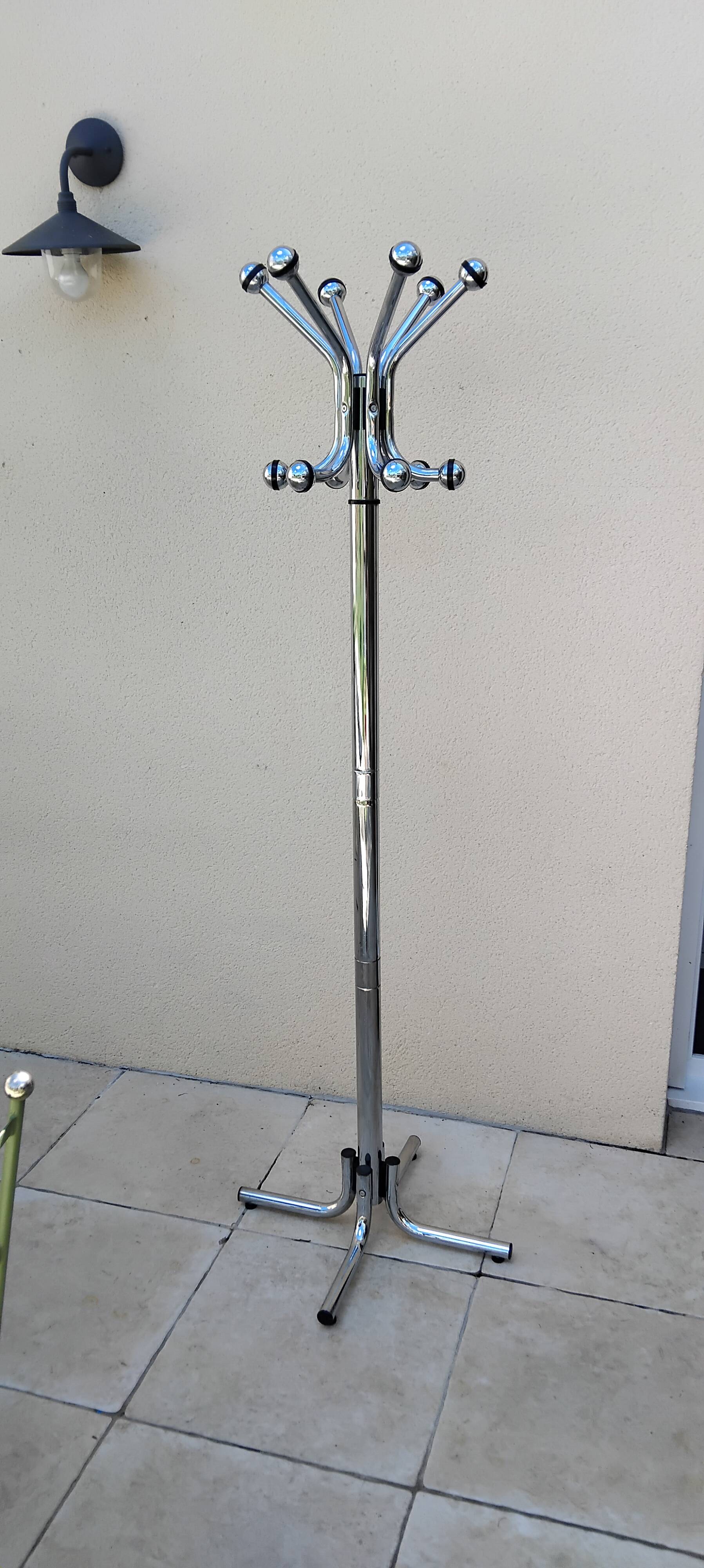 Vintage chrome coat rack parrot design from the 70s and 80s.