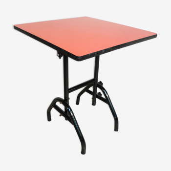 Foldable table in red formica