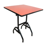 Foldable table in red formica