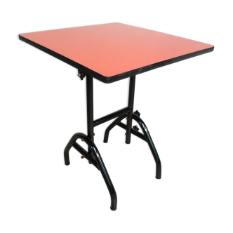 Foldable table in red formica