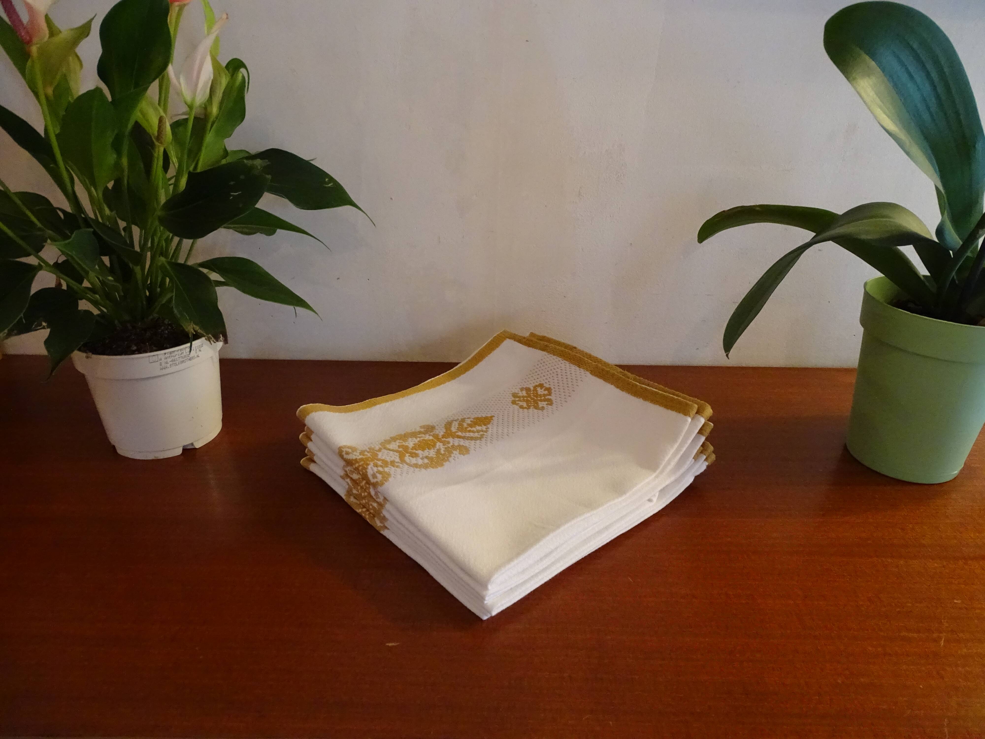 6 serviettes de table brodées blanches et camel 47 x 45
