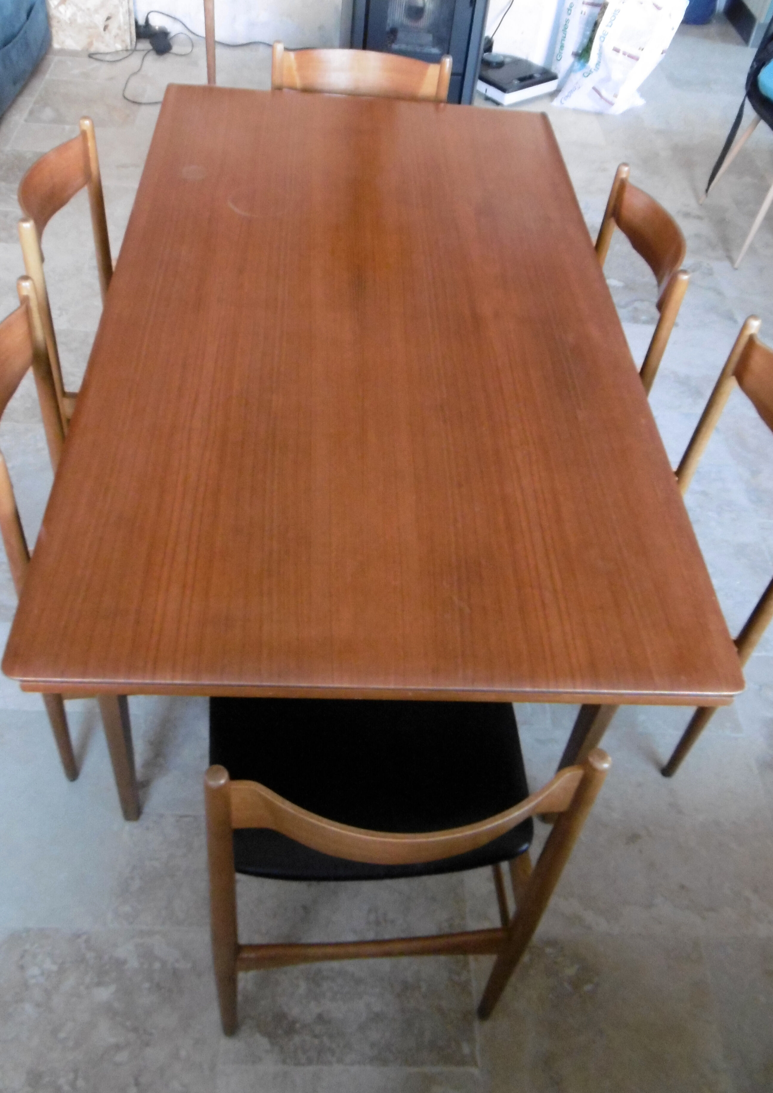 Table avec deux allonges et ses 6 chaises scandinave en teck des années 1970