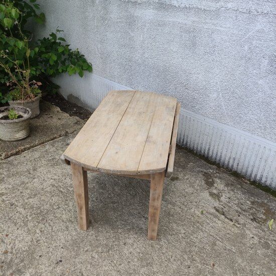 Folding round coffee table