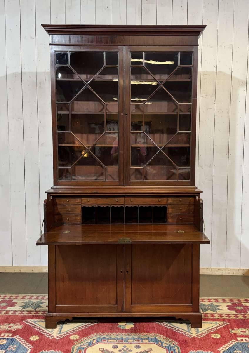 Victorian writing desk from the 19th century in mahogany.