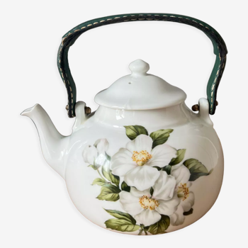Teapot in porcelain of Paris