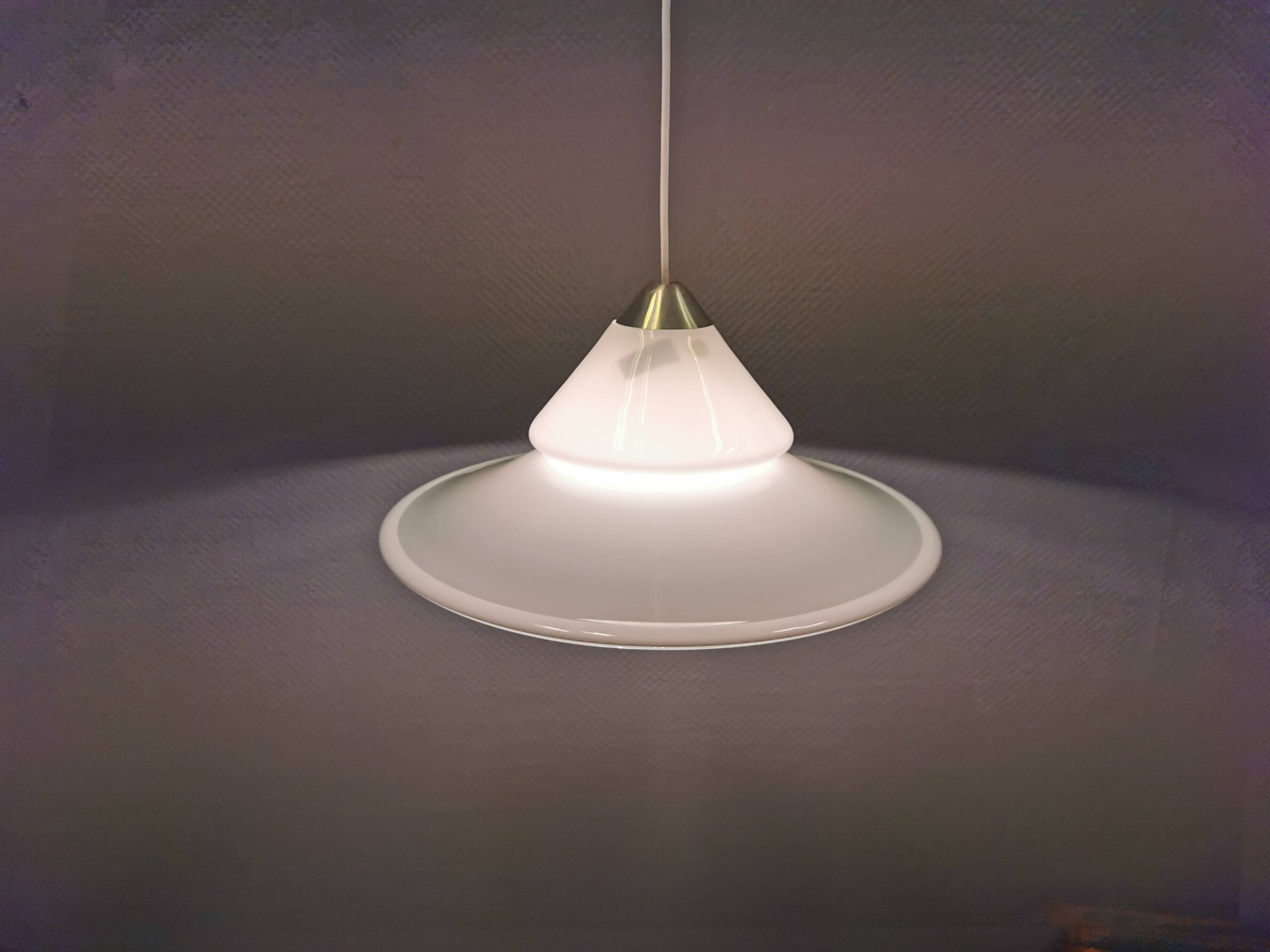 Lampe suspendue en verre opale, de la verrerie danoise Holmegaard, années 1980