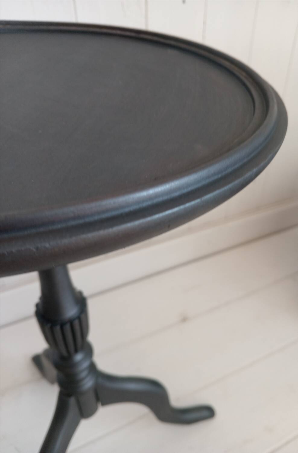 Pedestal table
