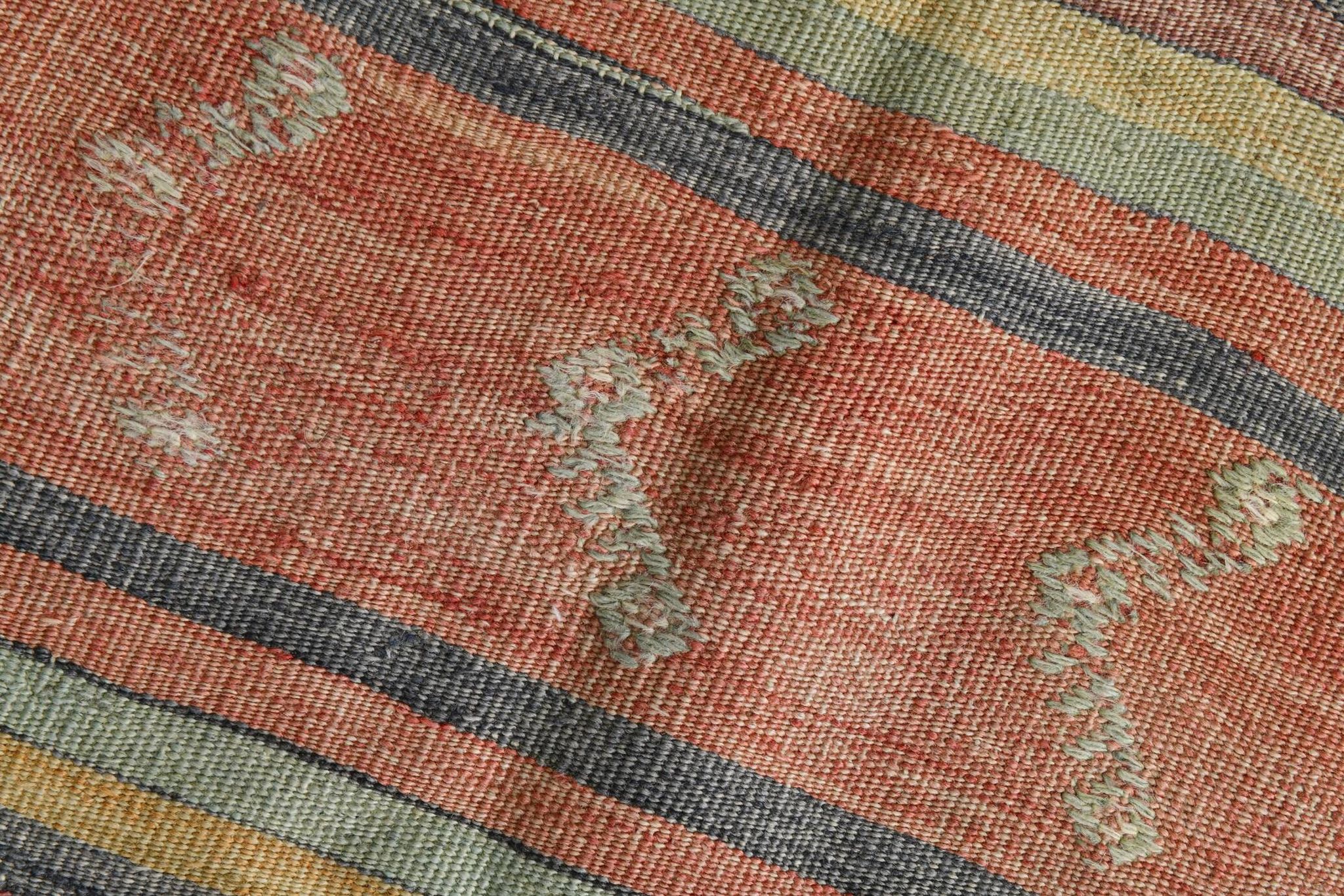 Tapis Kilim à rayures rouges et vertes, 130 x 205 cm
