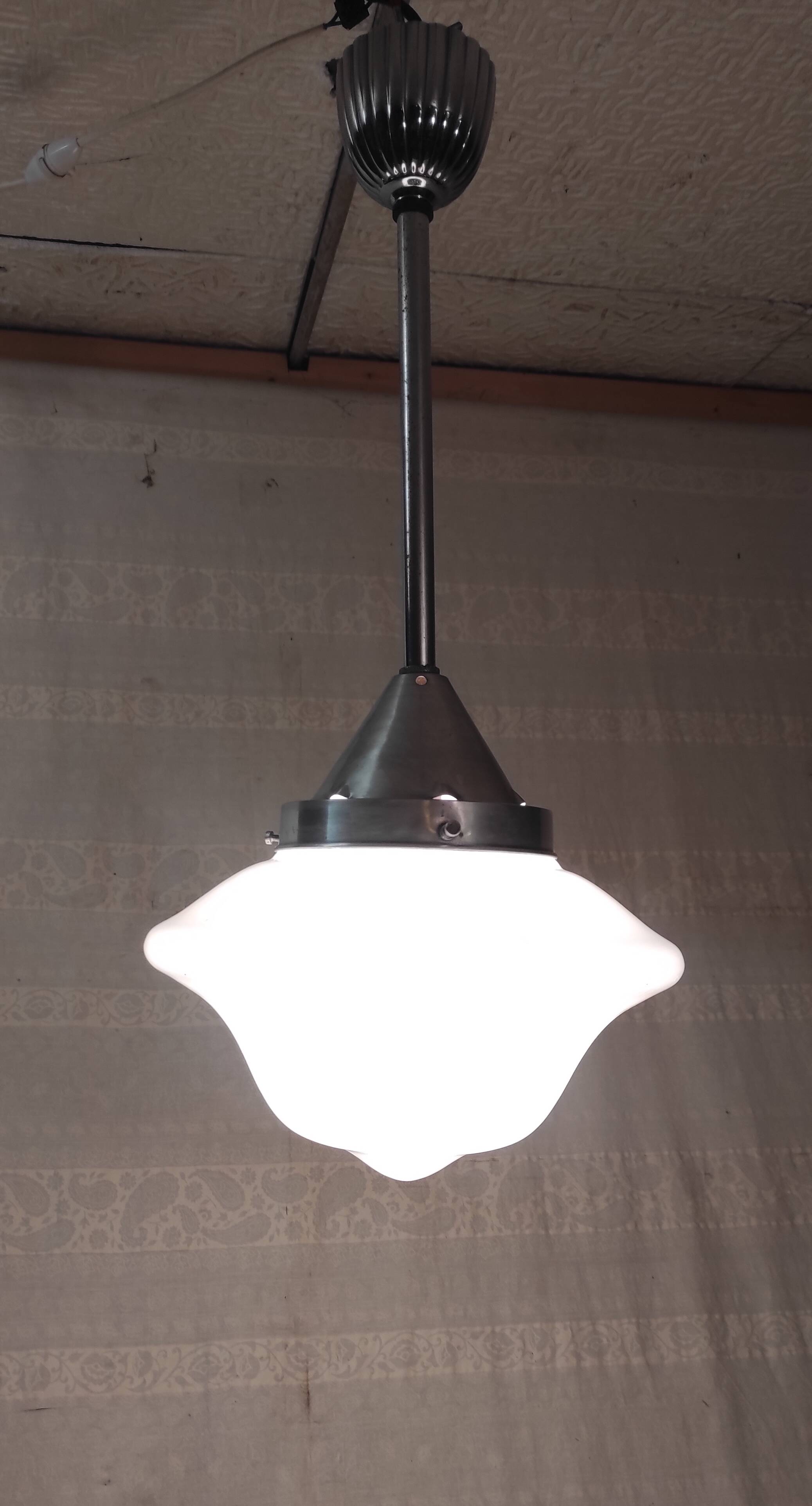 Suspension style Bauhaus métal chromé et globe opaline - années 20/30