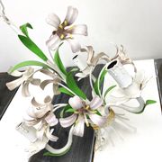 Chandelier bouquet of flowers in painted metal - flowers and foliage in volume - 3 ampoules