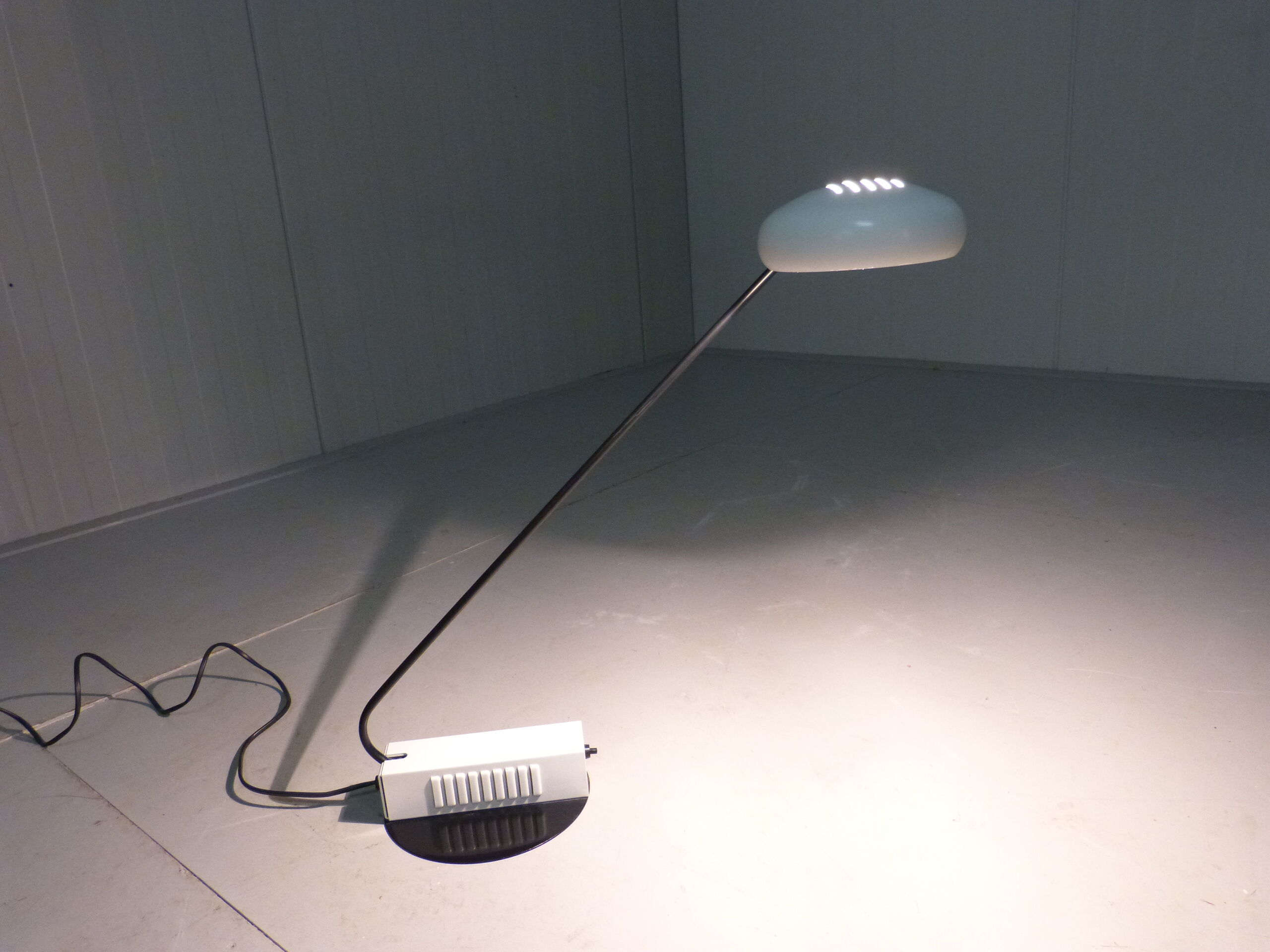 Lampe de bureau italienne en blanc et noir, années 1980
